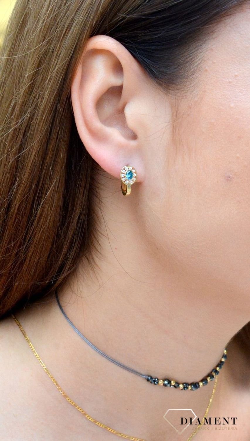 Złote kolczyki dla dziewczynki 333 cyrkonia KL 2643B 333. Śliczne, złote kolczyki dla dziewczynki wykonane z wysokiej próby złota 333 o wadze około 1,55 g oraz długości około 1 cm. Minimalistyczne kolczyki.jpg